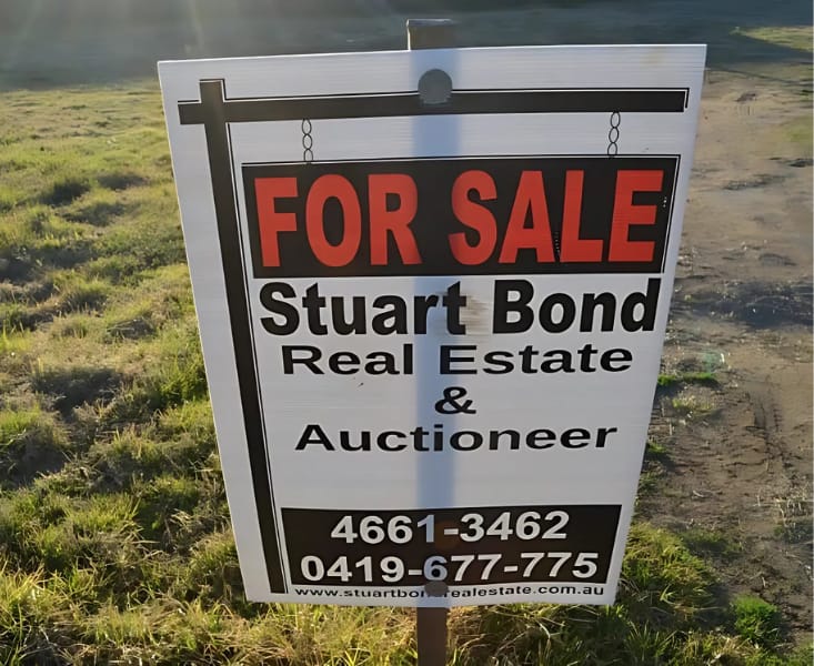 Stuart Bond Real Estate Warwick fence sign